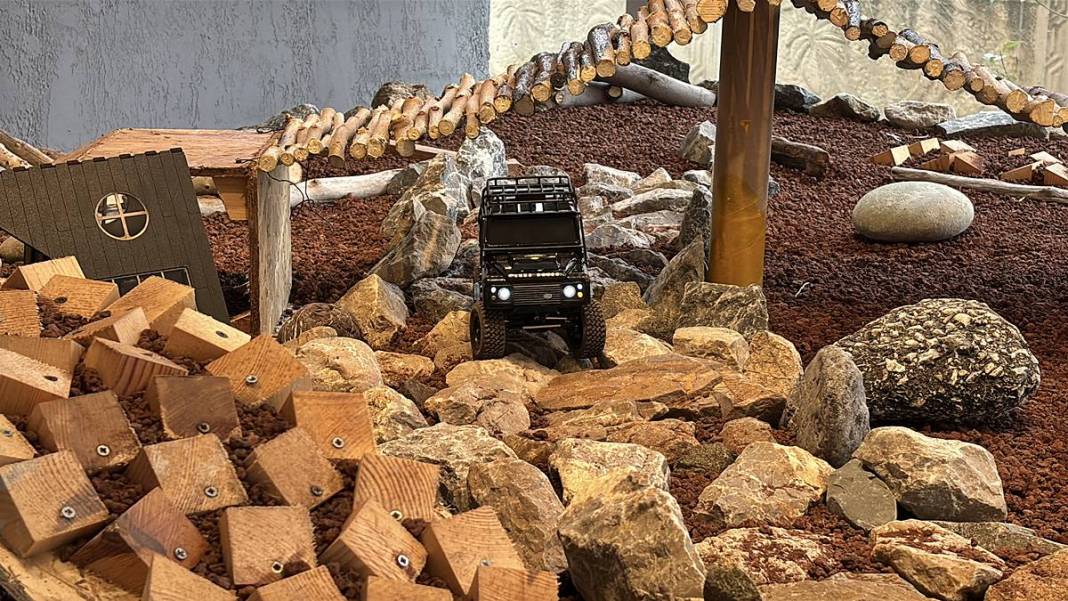 Kafenin ortasına inşaat sahası kurdular: Gençler değil yetişkinler sıraya girdi 6